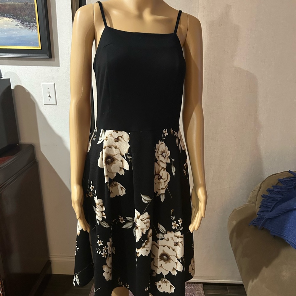 Mid sun dress. Sleek, sexy and classy! Sz M